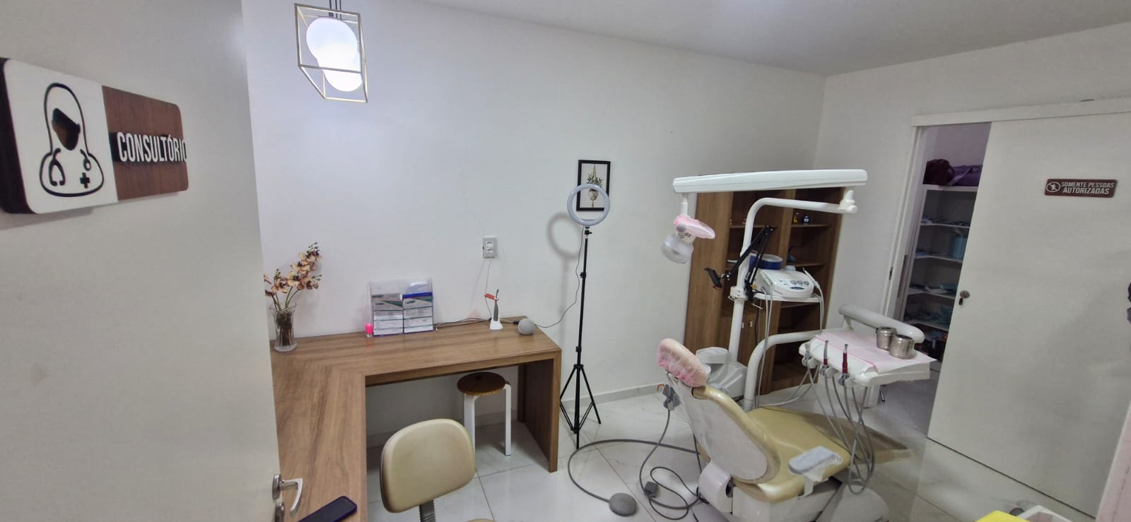 Consultório odontológico da Dicró com cadeira e equipamentos modernos