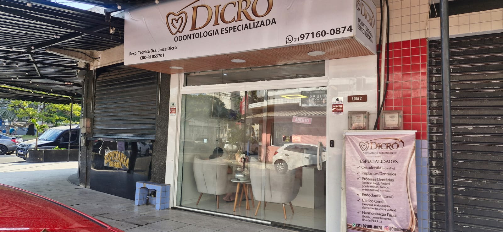 Fachada da Dicró Odontologia com lista de especialidades em Mesquita/RJ