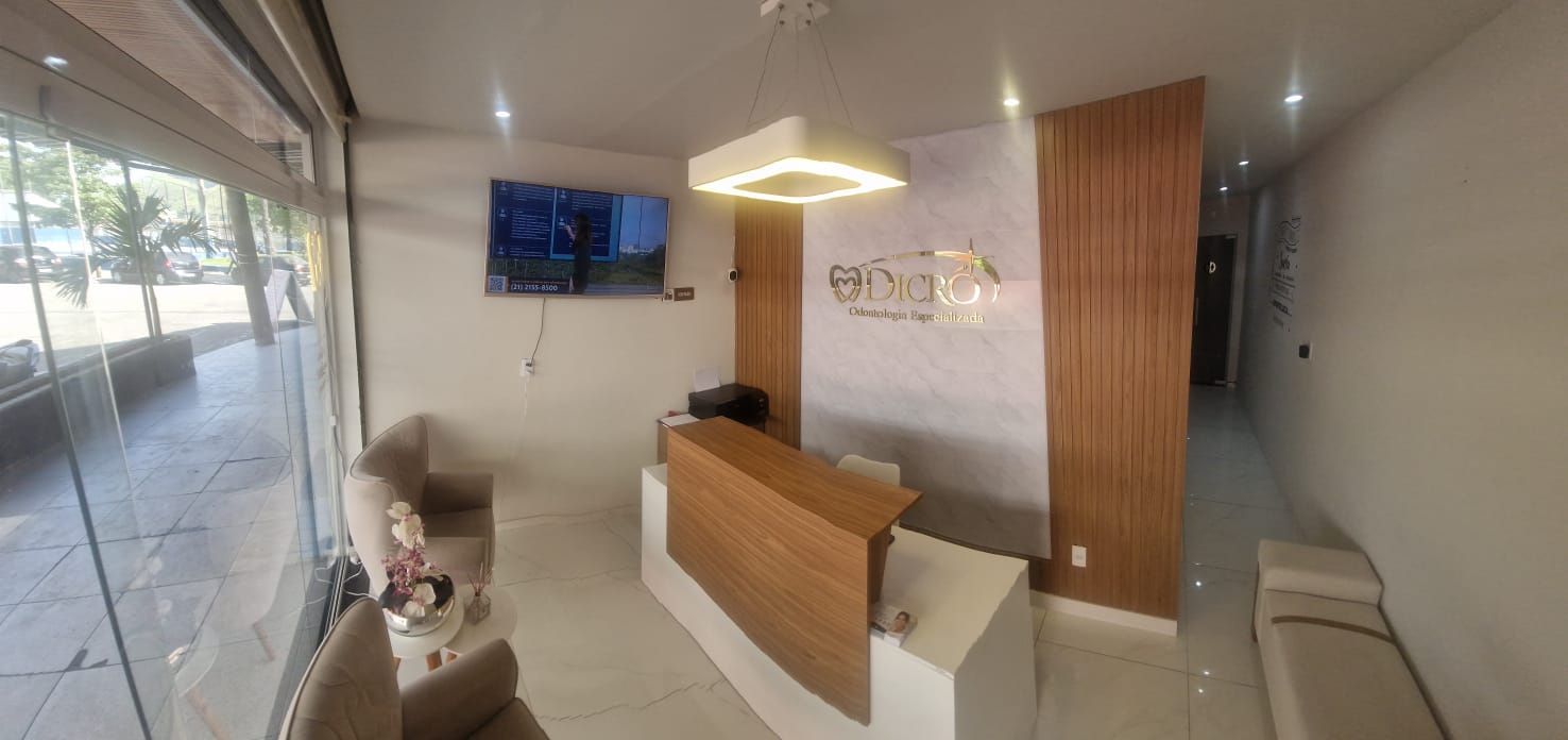 Recepção da Dicró Odontologia Especializada em Mesquita/RJ com atendente sorrindo